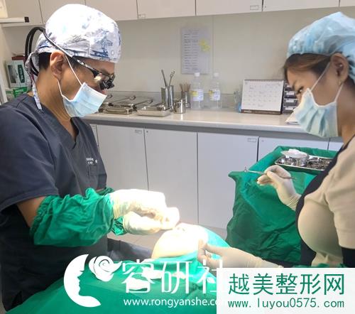 韩国纯真整形外科代表院长崔宰源鼻修复手术进行中