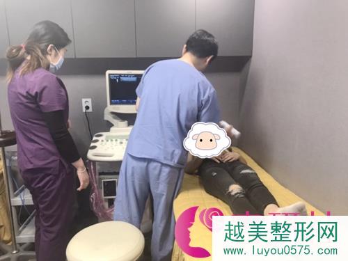 普罗菲耳profile医院郑在皓院长使用胸部B超机检查假体情况