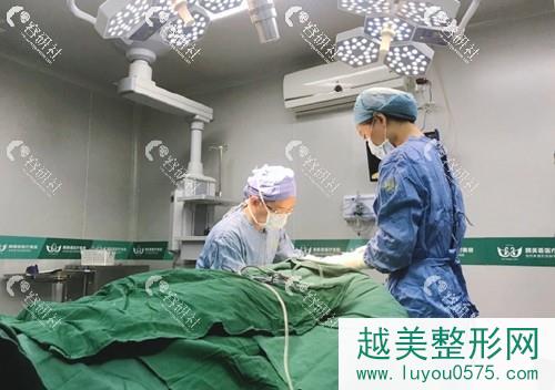 广州颜美荟医疗美容医院于建刚鼻修复手术进行中