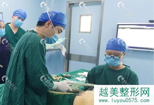 北京美莱医疗美容医院宋延刚做吸脂手术中