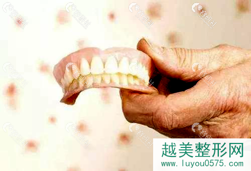 老年人带的活动假牙