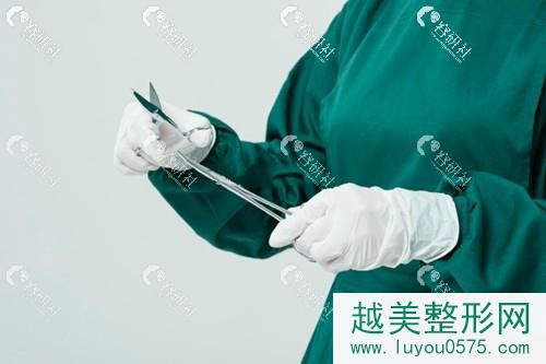 上海九院周双白隆鼻手术进行中