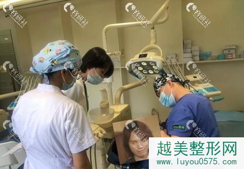 珠海九龙口腔医院医生给患者看牙