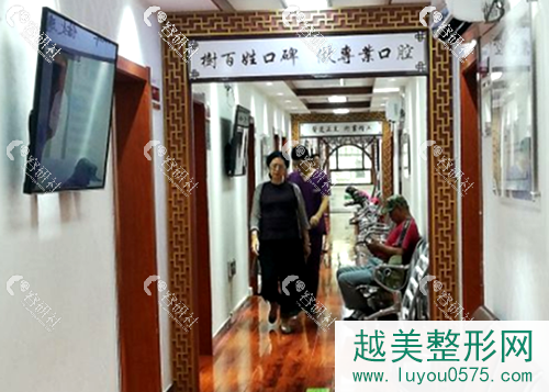 北京京一口腔医院走道上来看牙等待的人