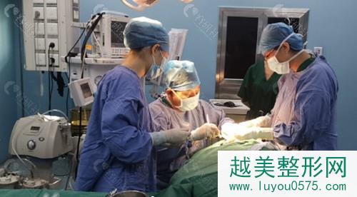 北京中医药大学东方医院祝东升医生手术中