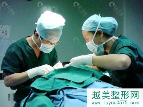 北京东方和谐创办人冯斌医生自体脂肪丰手术施术中