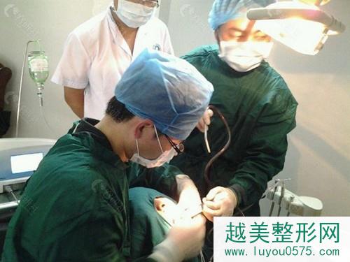 江西九江奇洋口腔医生给患者检查牙齿
