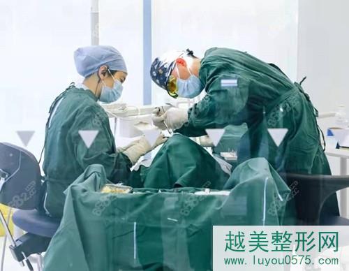 北京钛植口腔医院医生给患者看牙
