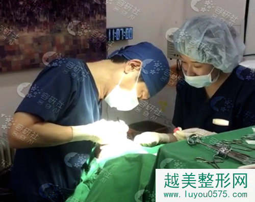 韩国清潭第一整形医院成镇模院长双眼皮修复手术施术中