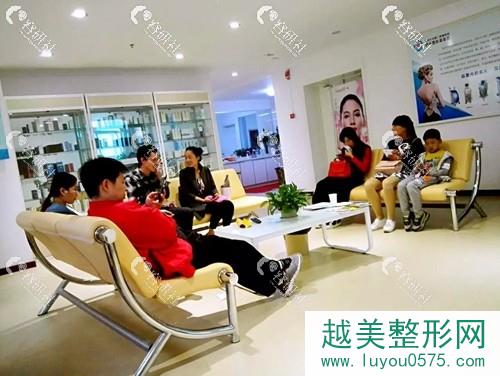 郑州大学第二附属医院人满为患的景象